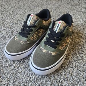 Airwalk Green Camo Sneakers Size 1 BOYS